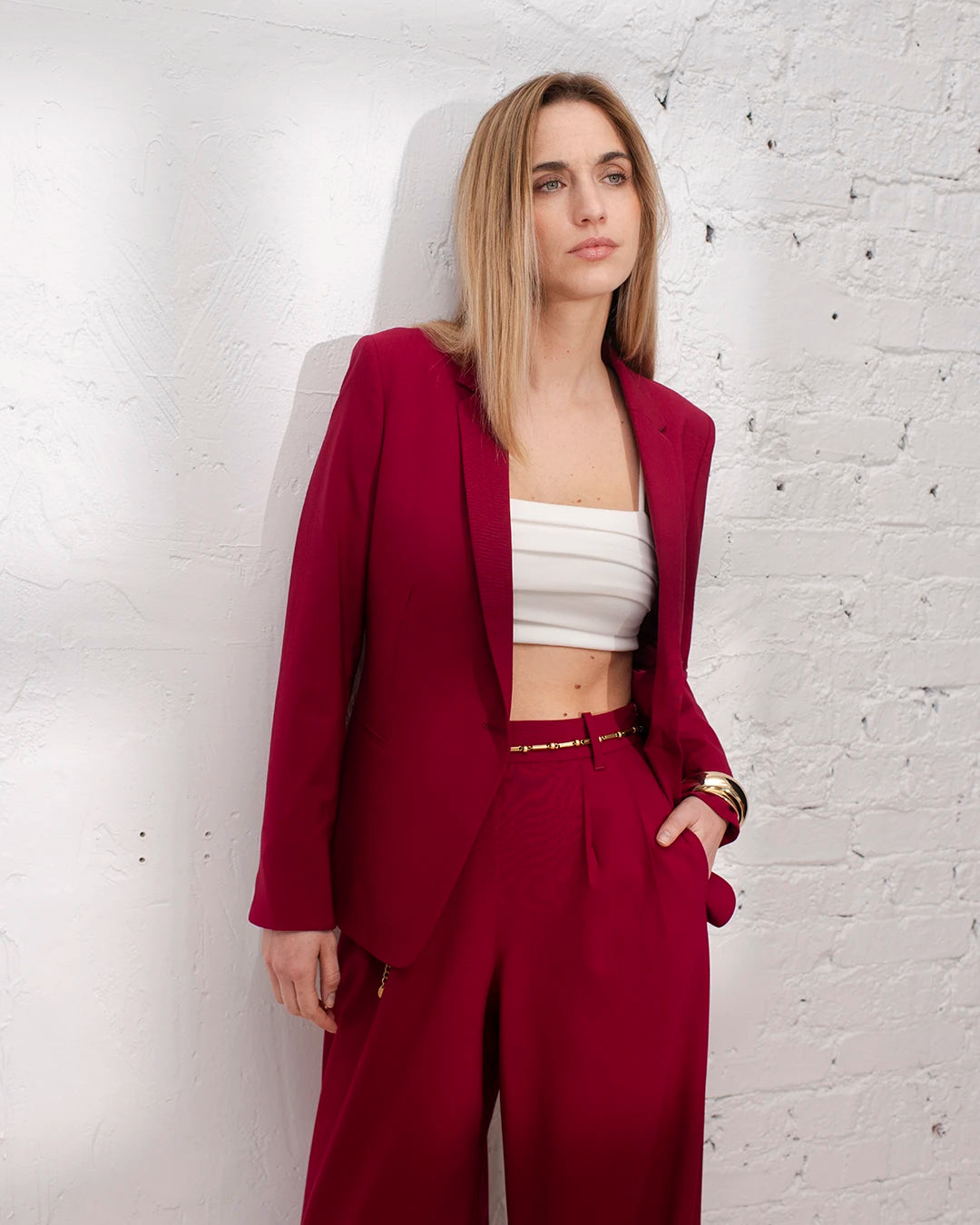 Tailleur femme rose foncé avec veste cintrée et pantalon ample idéal pour une cérémonie