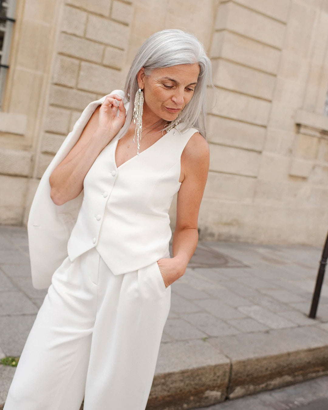 ensemble-tailleur-blanc-femme-veste-cintree-gilet-3-pieces-pantalon-large-tenue-mariage-civil-5_a684855a-68db-4e11-8f5d-c4bf218c7957