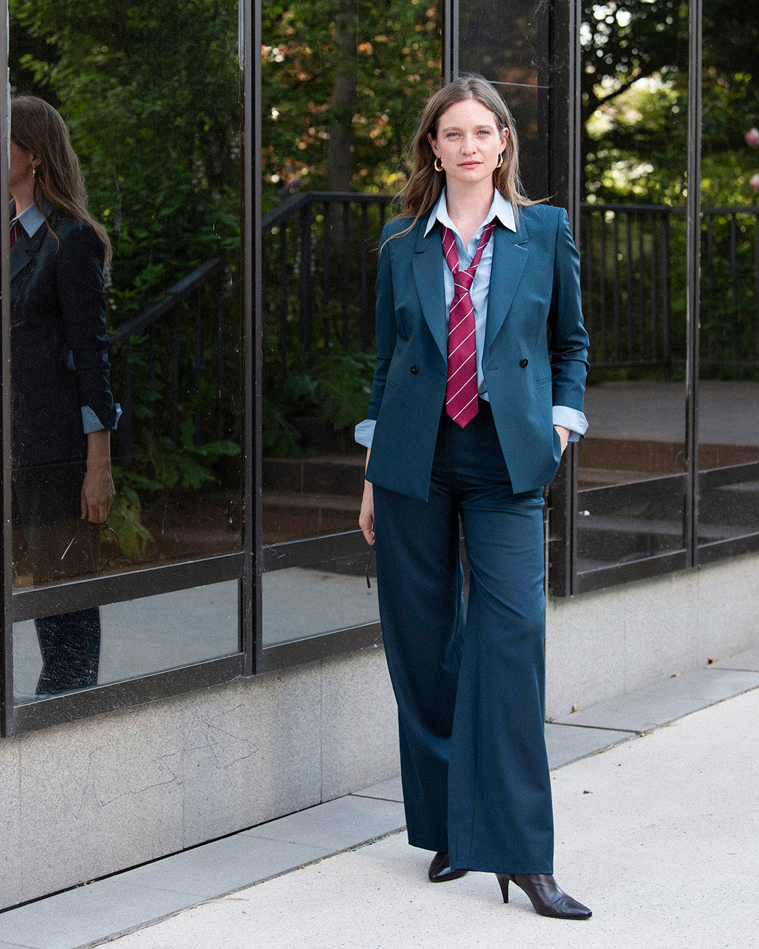 ensemble-tailleur-bleu-canard-femme-chic-veste-ceinturee-pantalon-large-chemise-bleue
