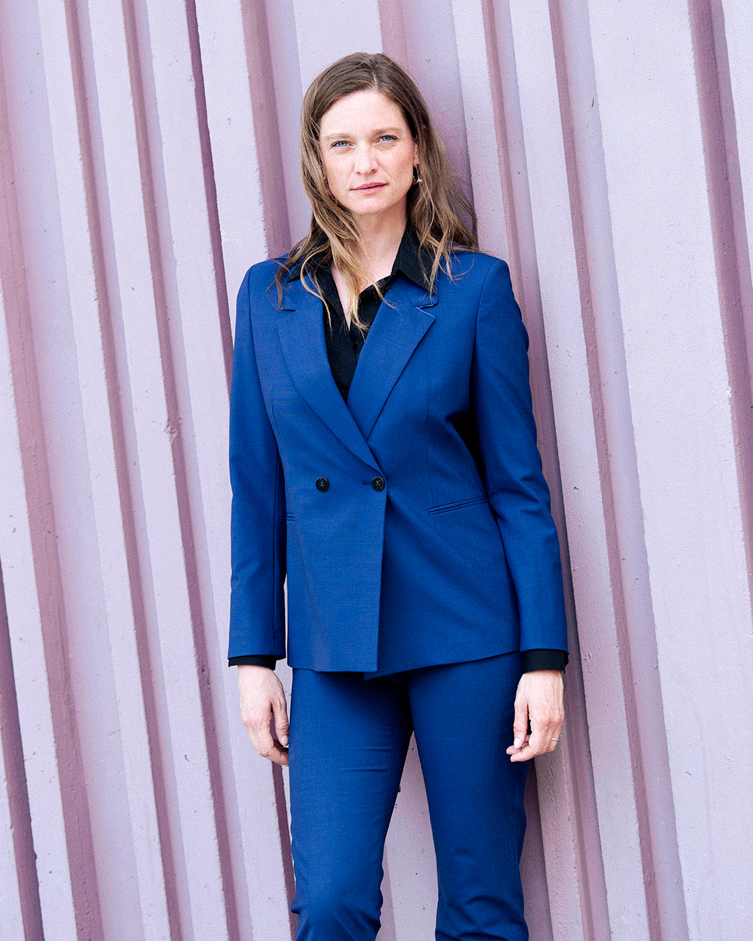 ensemble-costume-bleu-electrique-femme-veste-cintree-pantalon-cigarette-tenue-bureau