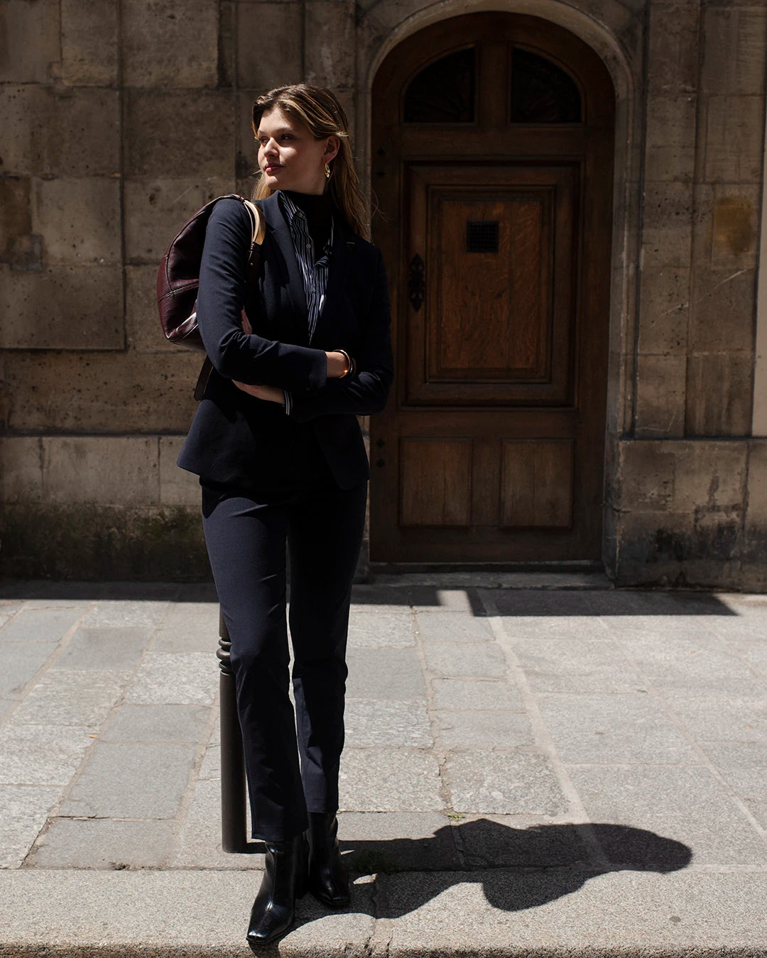 "Pantalon-tailleur-bleu-marine-Coupe-cigarette-Taille-mi-haute-Fausses-poches-cavalières-à-l'avant-Poches-poisepoilées-arrières-Passant-pour-la-ceinture-Fermeture-à-zip-et-à-crochet-Boutons-camel-17H10-tailleurs-pour-femme-paris-"