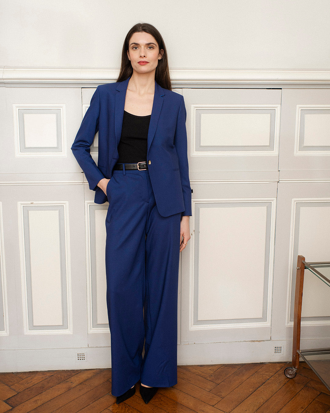 ensemble-tailleur-femme-elegant-veste-blazer-bleu-indigo-pantalon-large-style-chic-pour-ceremonie-