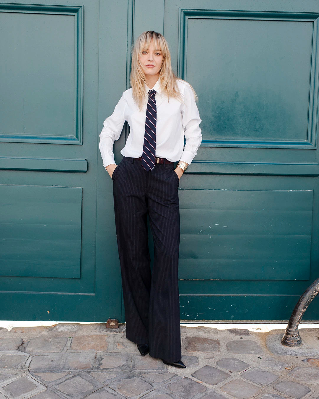 ensemble-tailleur-femme-rayures-noir-blanc-veste-croisee-cintree-pantalon-large-chemise-blanche-tenue-bureau-CHIC