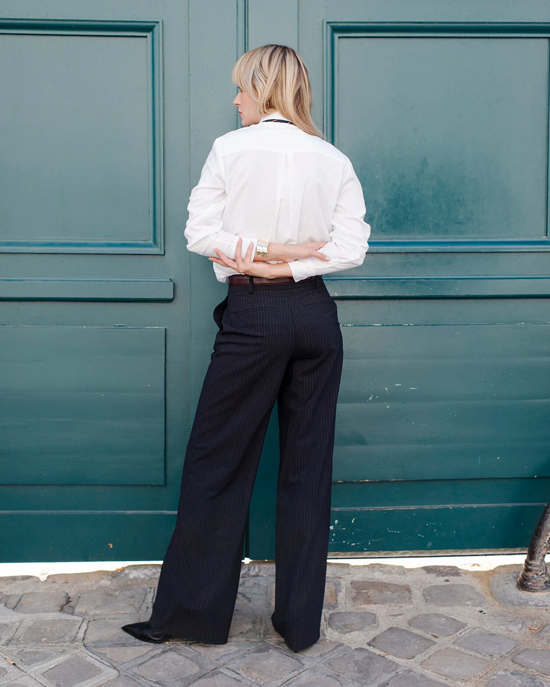 ensemble-tailleur-femme-rayures-noir-blanc-veste-croisee-cintree-pantalon-large-chemise-blanche-tenue-bureau-CHIC