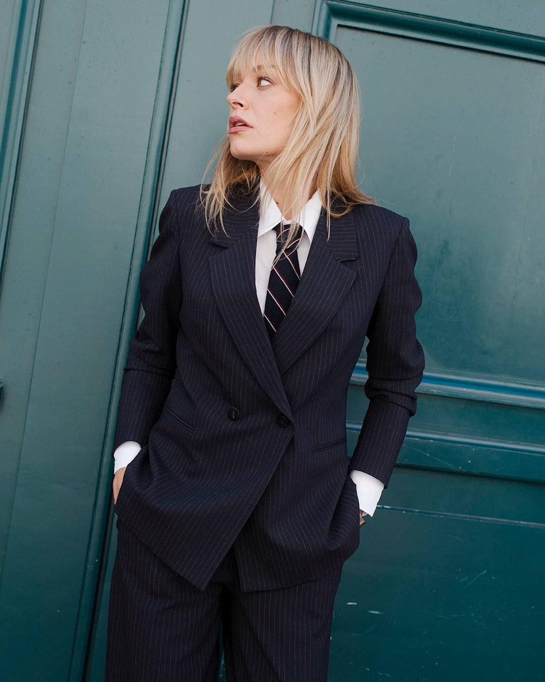 ensemble-tailleur-femme-rayures-noir-blanc-veste-croisee-cintree-pantalon-large-chemise-blanche-tenue-bureau-chic-3