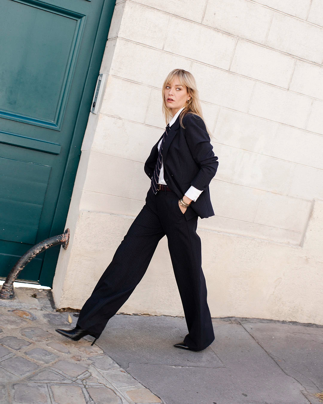 ensemble-tailleur-femme-rayures-noir-blanc-veste-croisee-cintree-pantalon-large-chemise-blanche-tenue-bureau-chic-3