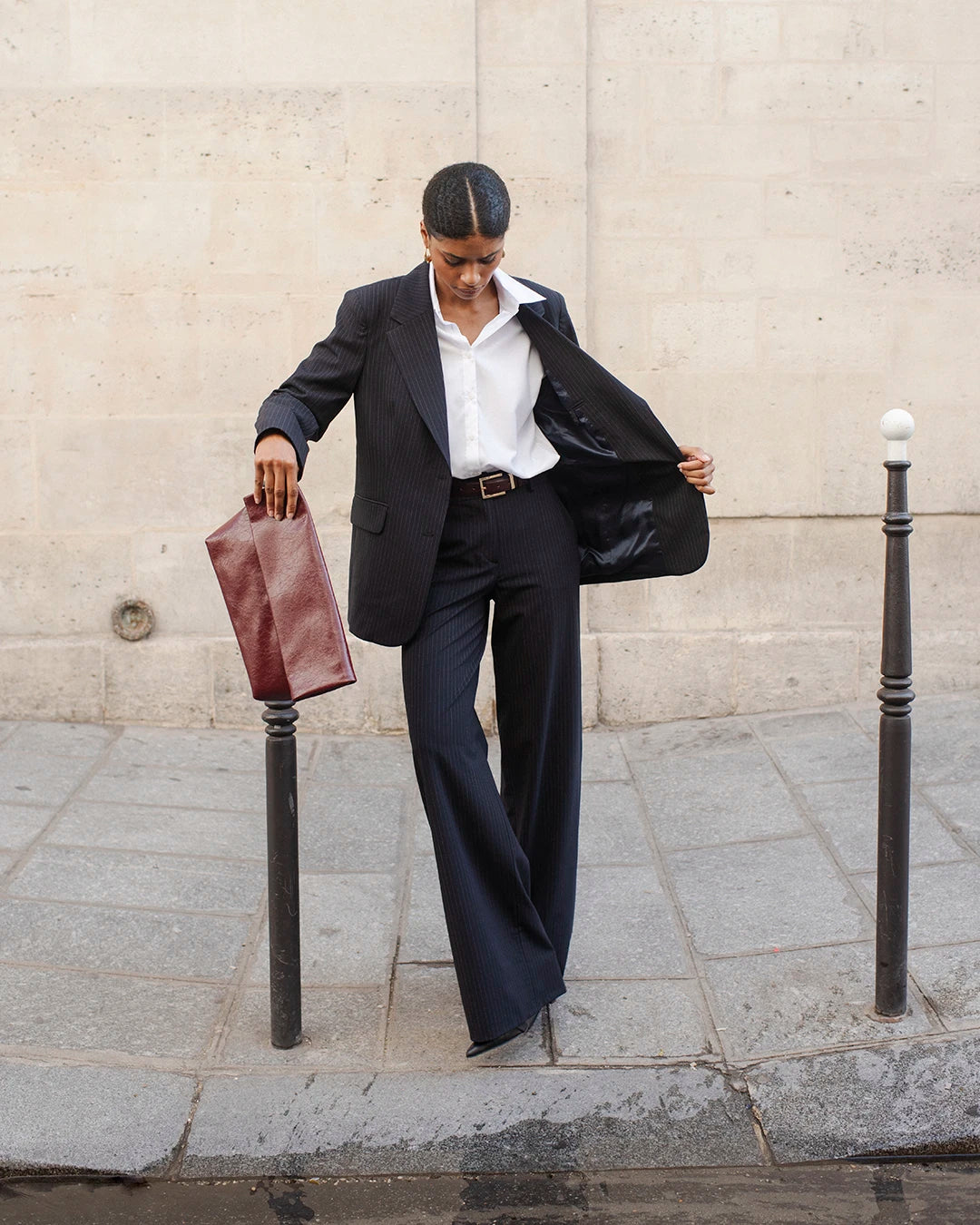 ensemble-tailleur-femme-rayures-noir-blanc-veste-croisee-cintree-pantalon-large-chemise-blanche-tenue-bureau-CHIC