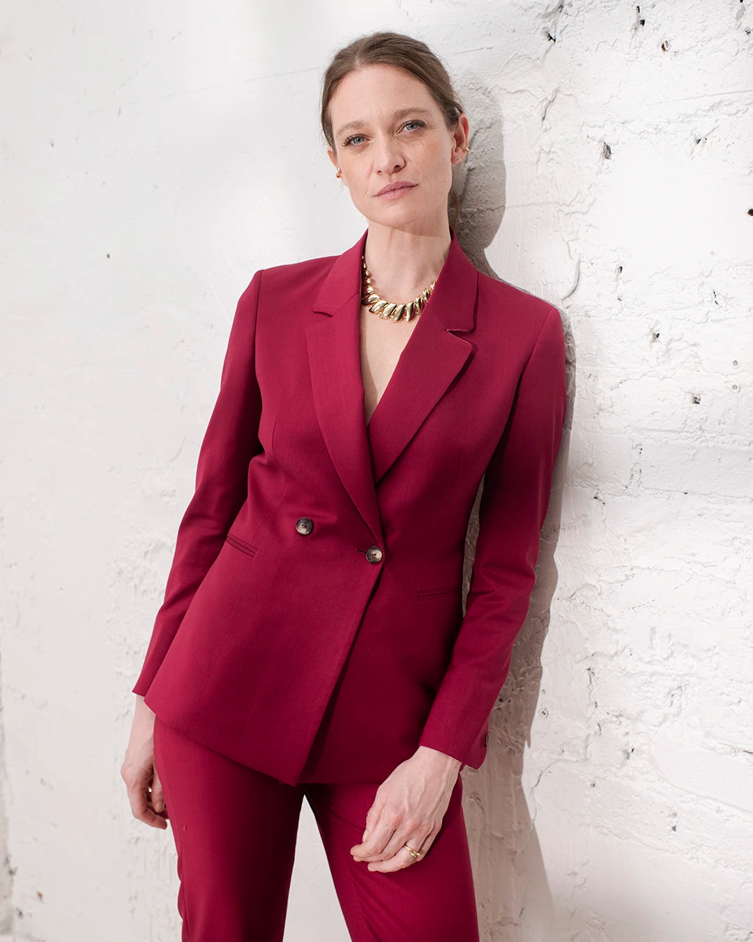 Ensemble costume femme rose foncé avec veste croisée cintrée et pantalon cigarette