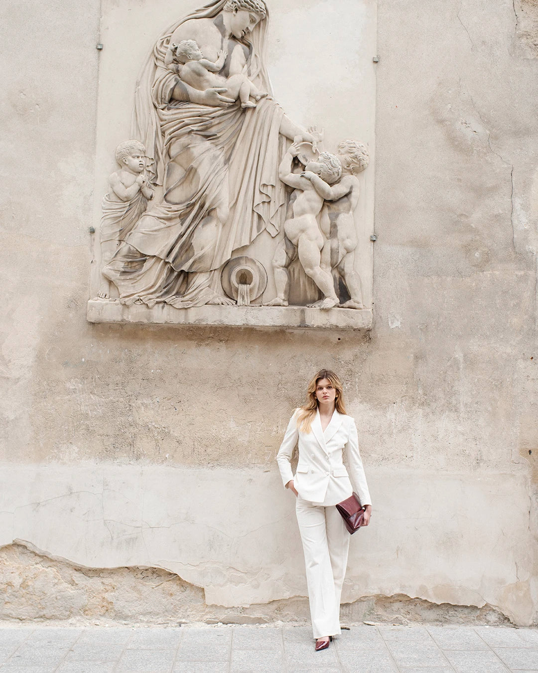 ensemble-tailleur-femme-veste-croisée-pantalon-droit-velour-blanc-tenue-cerémonie-mariage-femme-