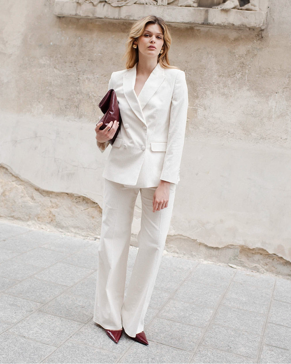 ensemble-tailleur-femme-veste-croisee-pantalon-droit-velour-blanc-tenue-ceremonie-mariage-femme-5