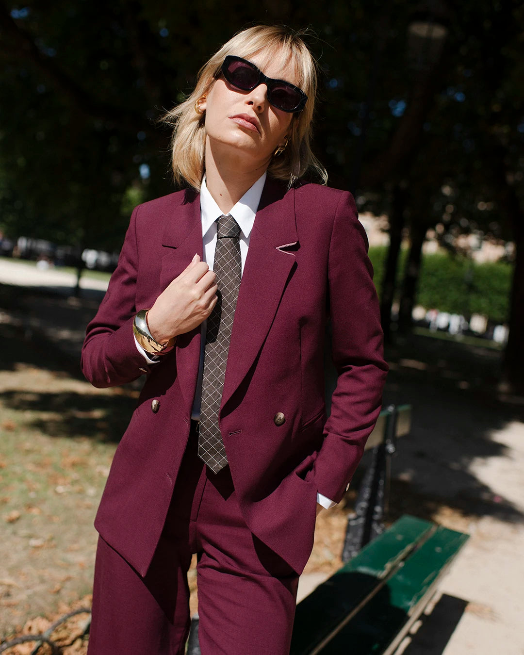 ensemble-tailleur-femme-violet-veste-cintree-pantalon-large-chemise-blanche-look-bureau-chic-