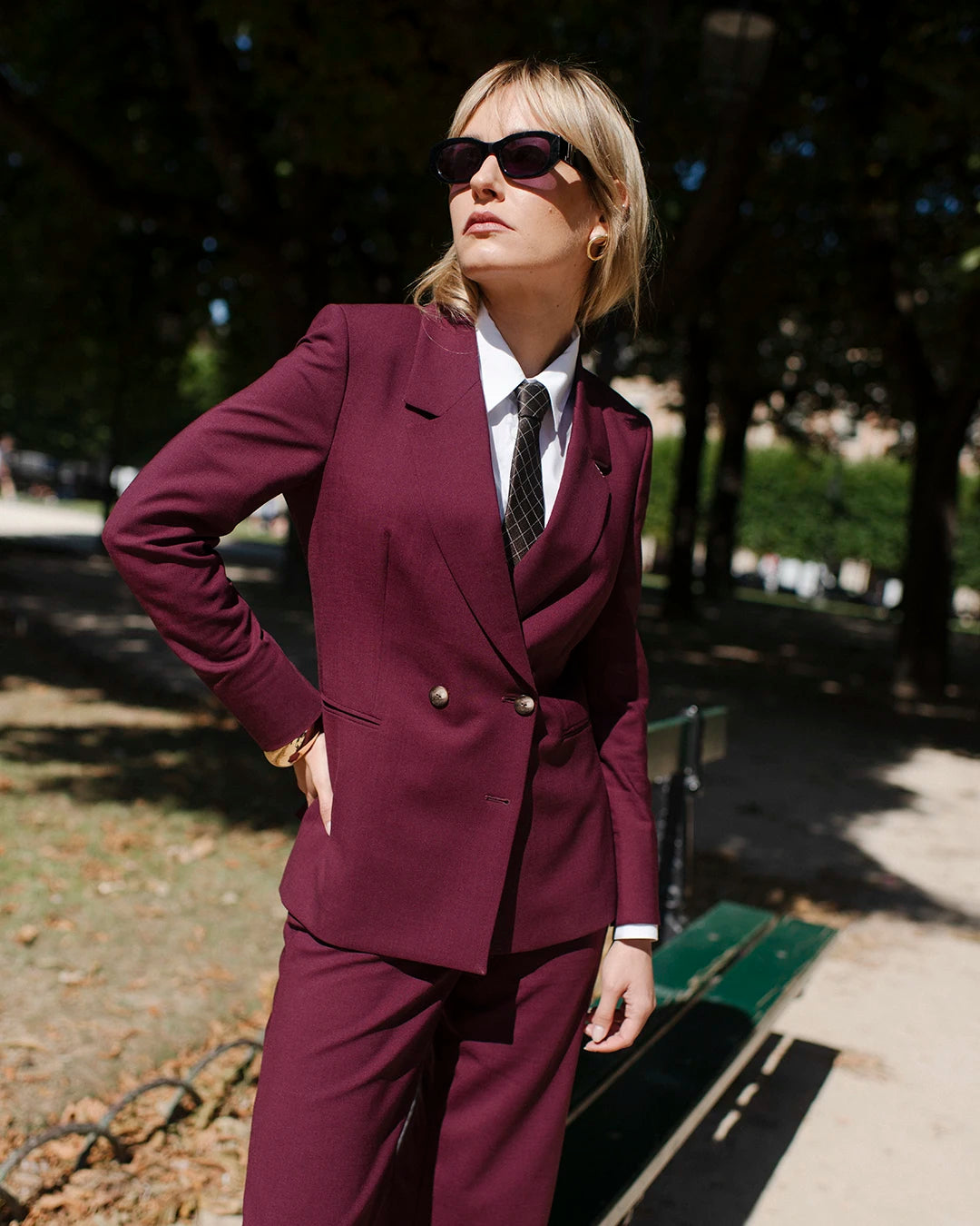 ensemble-tailleur-femme-violet-veste-cintree-pantalon-large-chemise-blanche-look-bureau-chic-