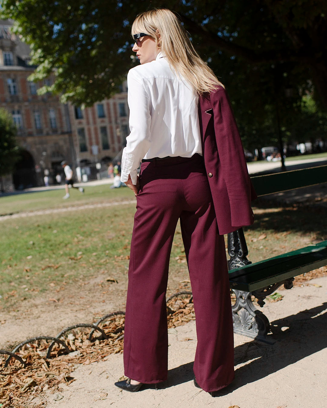ensemble-tailleur-femme-violet-veste-cintree-pantalon-large-chemise-blanche-look-bureau-chic-