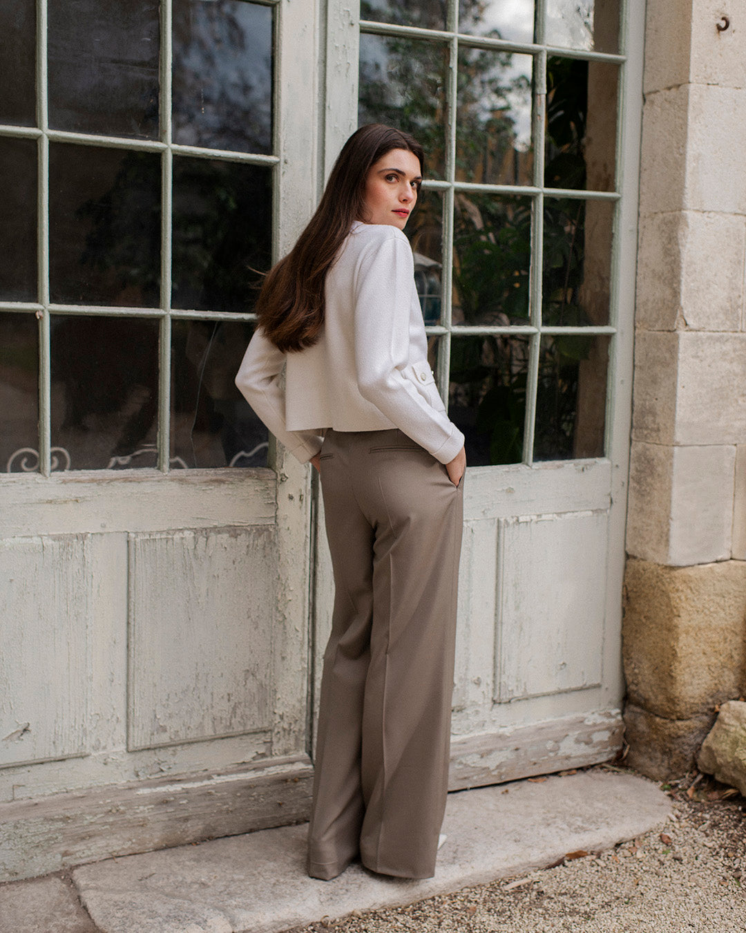 formal-wear-tailleur-femme-pantalon-large-taupe-cardigan-cachemire-ecru-