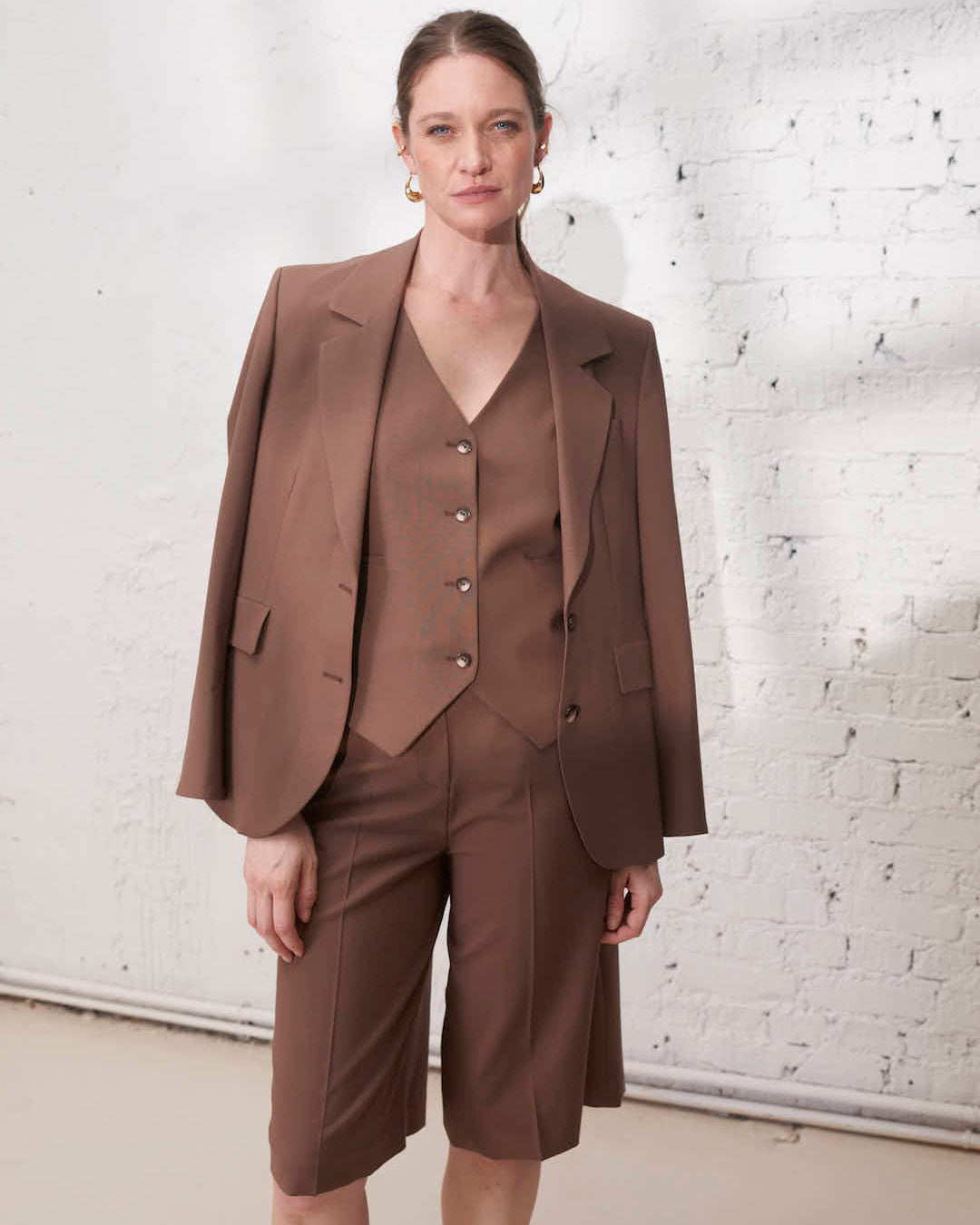 Gilet marron style tailleur pour femme, parfait pour un look bureau chic