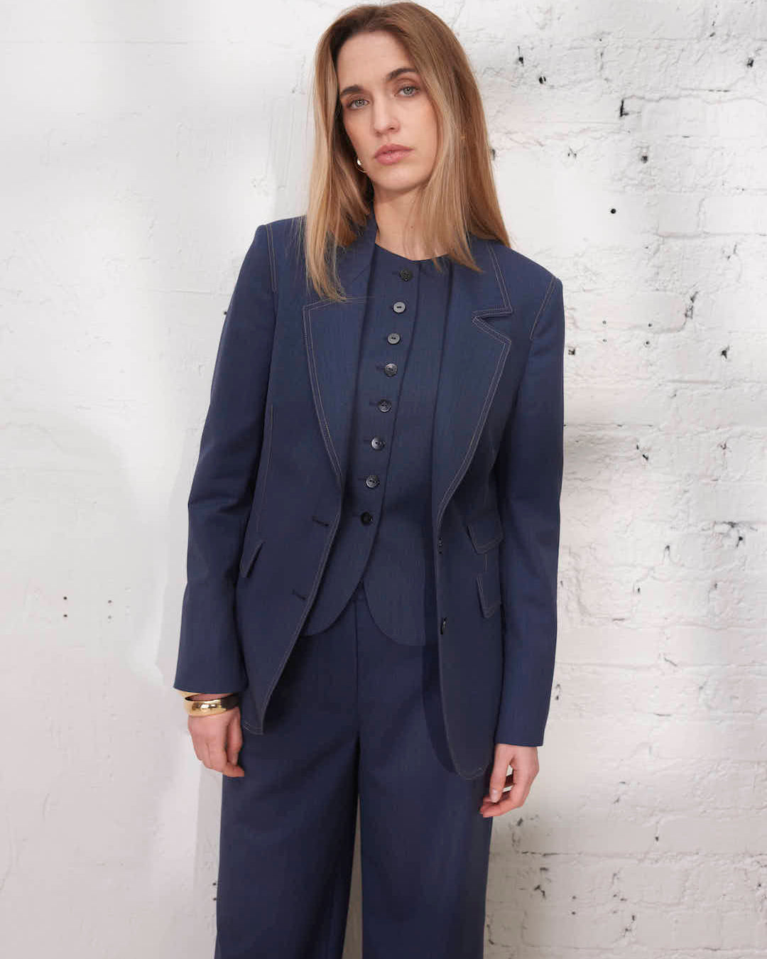 Gilet sans manches boutonné pour femme, idéal pour un layering élégant