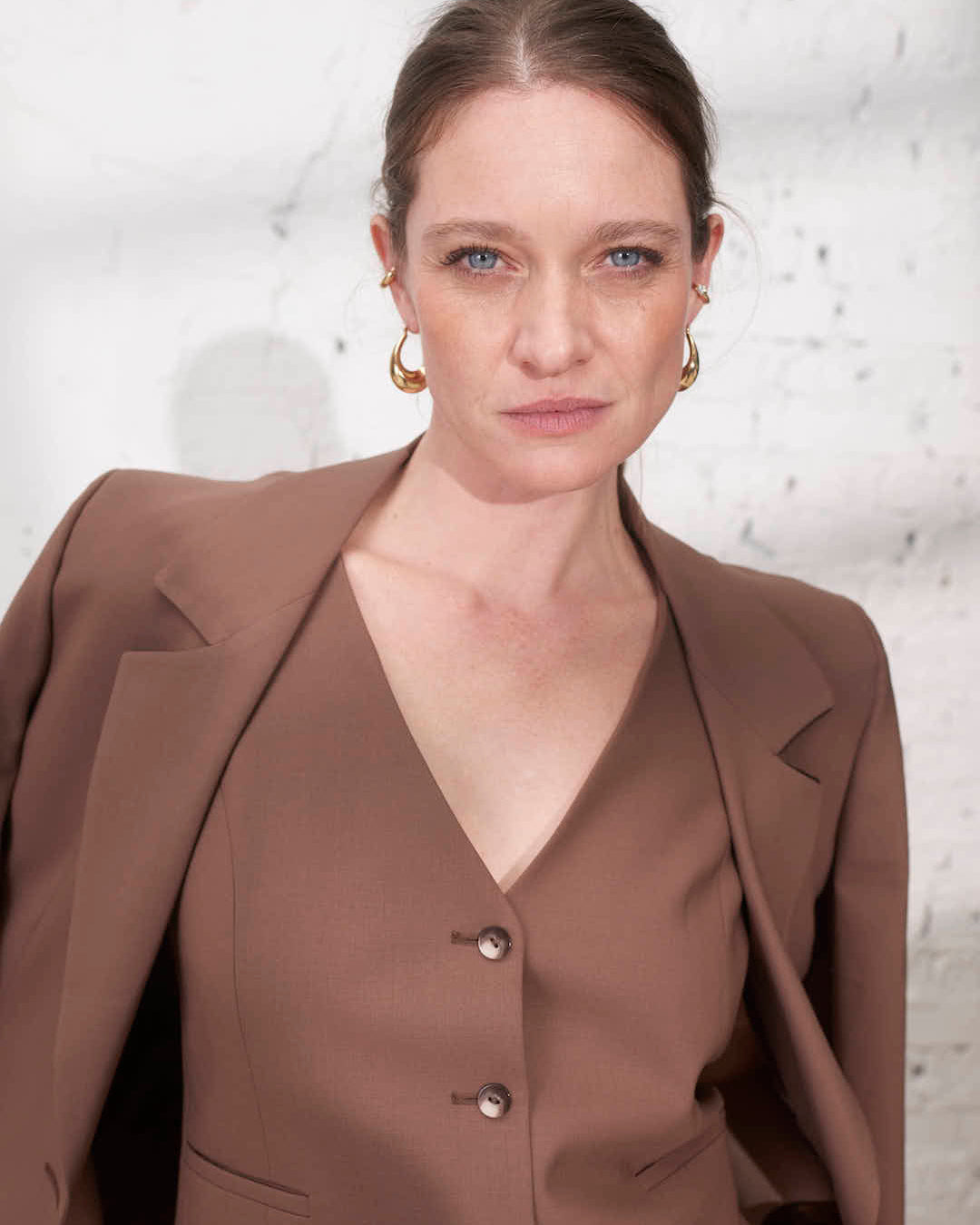 Gilet de tailleur marron élégant pour femme, idéal pour une cérémonie