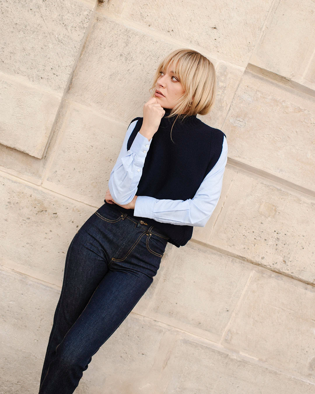 layering-femme-chic-pull-sans-manches-sur-chemise-bleue-avec-jean-brut-coupe-flare-4