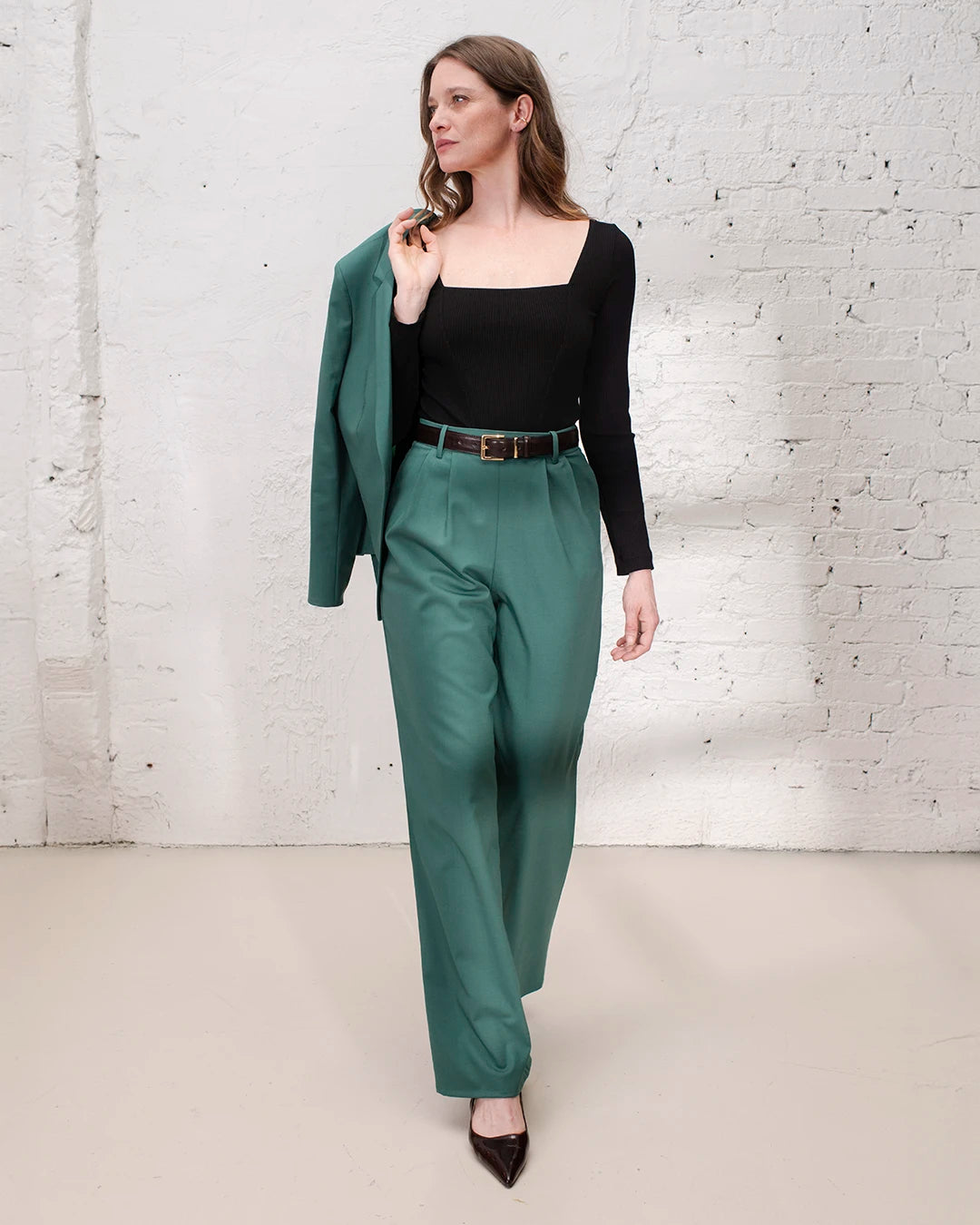 Ensemble tailleur vert femme avec veste cintrée et pantalon large, idéal pour une cérémonie chic.