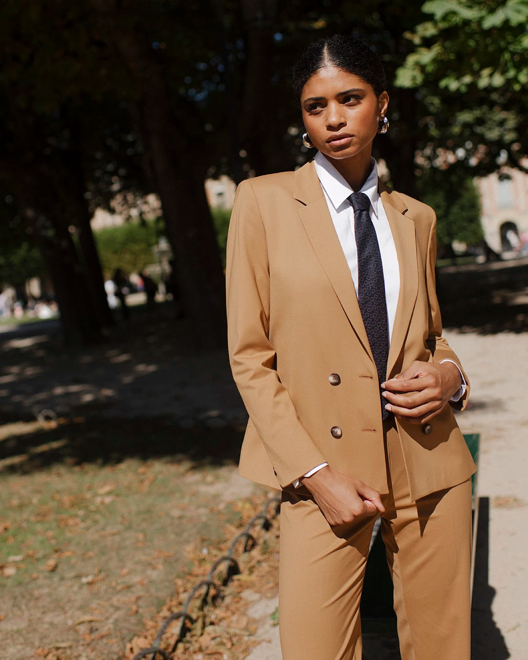 look-tailleur-femme-camel-veste-croisee-pantalon-droit-bureau-
