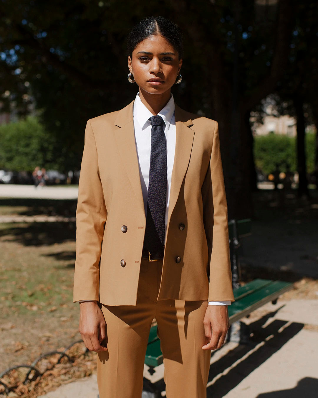 look-tailleur-femme-camel-veste-croisee-pantalon-droit-bureau-