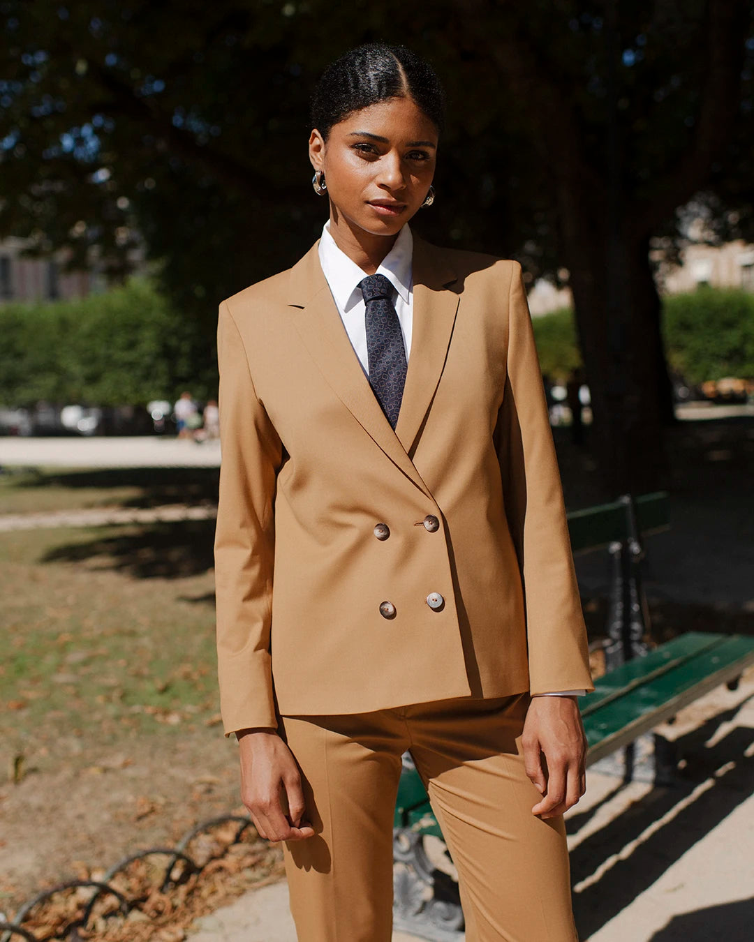 look-tailleur-femme-camel-veste-croisee-pantalon-droit-bureau-