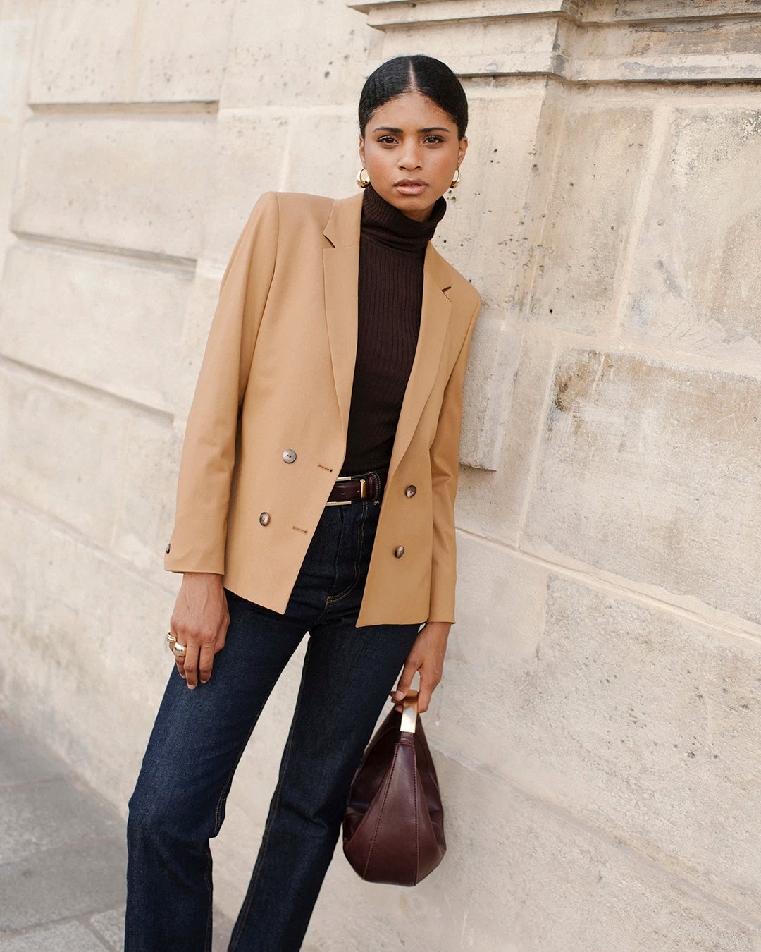 look-tailleur-femme-camel-veste-croisee-pantalon-droit-bureau-