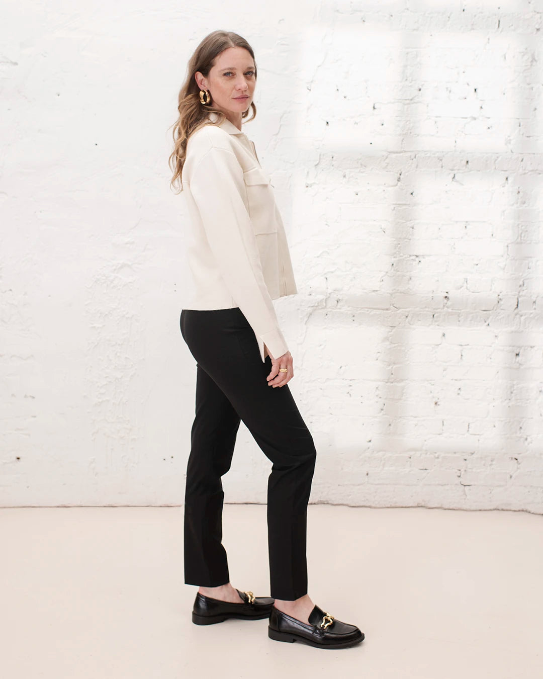 Pantalon cigarette noir femme indispensable du dressing professionnel