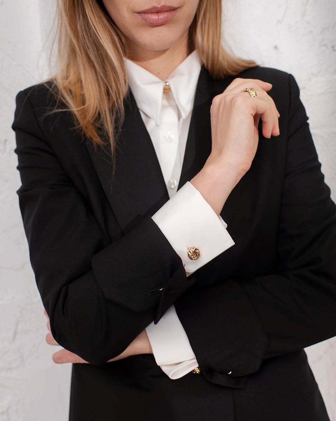 Tailleur noir femme élégant avec veste croisée cintrée et pantalon droit classique