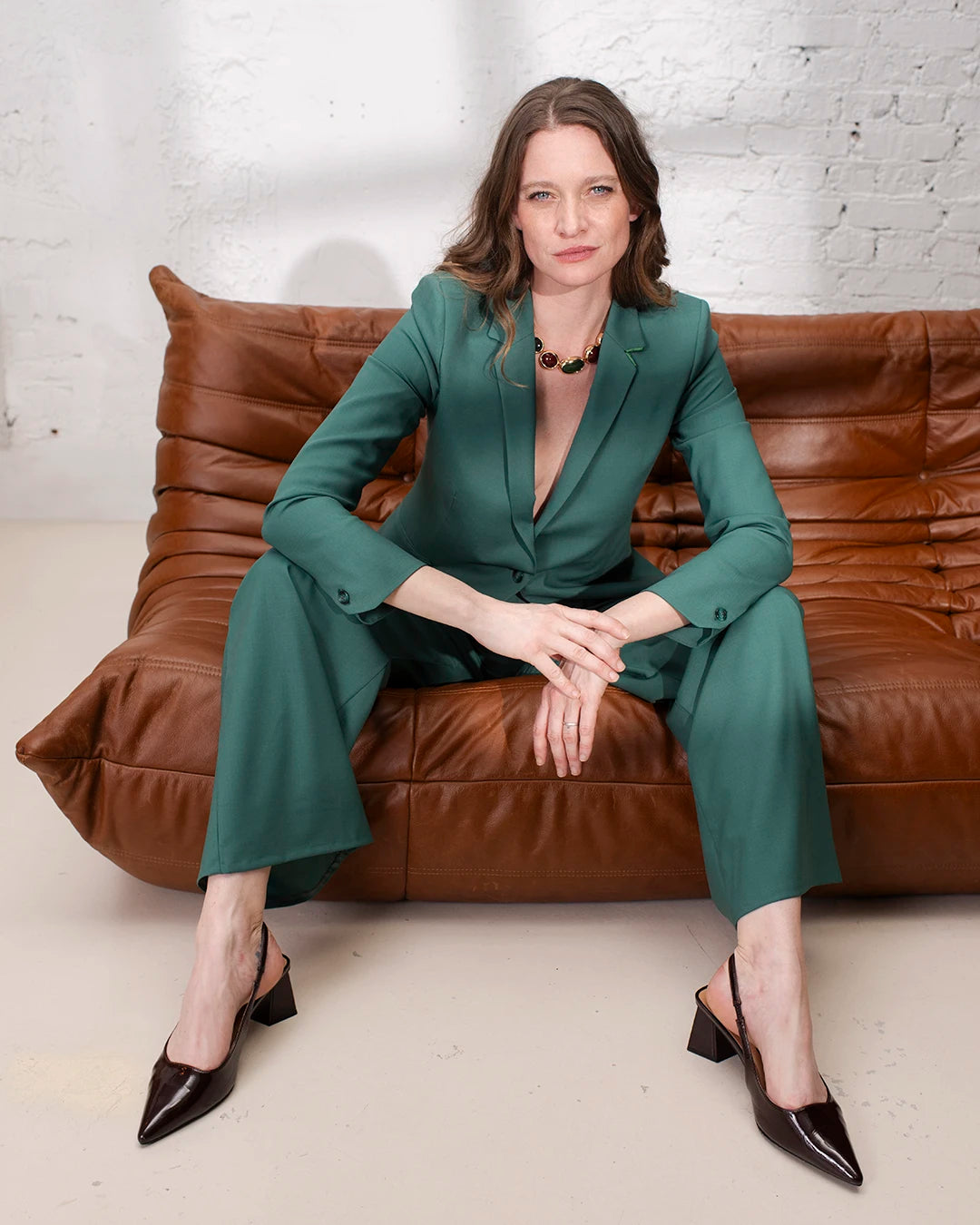 outfit-mariage-invitee-femme-tailleur-vert-pantalon-large