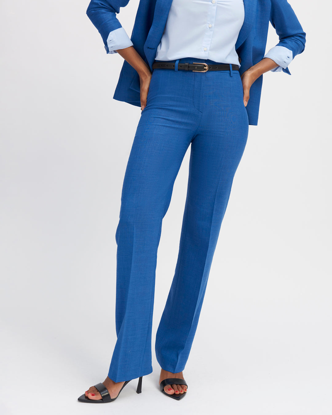 pantalon-bleu-azur-coupe-droite-taille-haute-plis-devant-fermeture-zip-avec-crochet-17H10-tailleurs-pour-femme-paris-