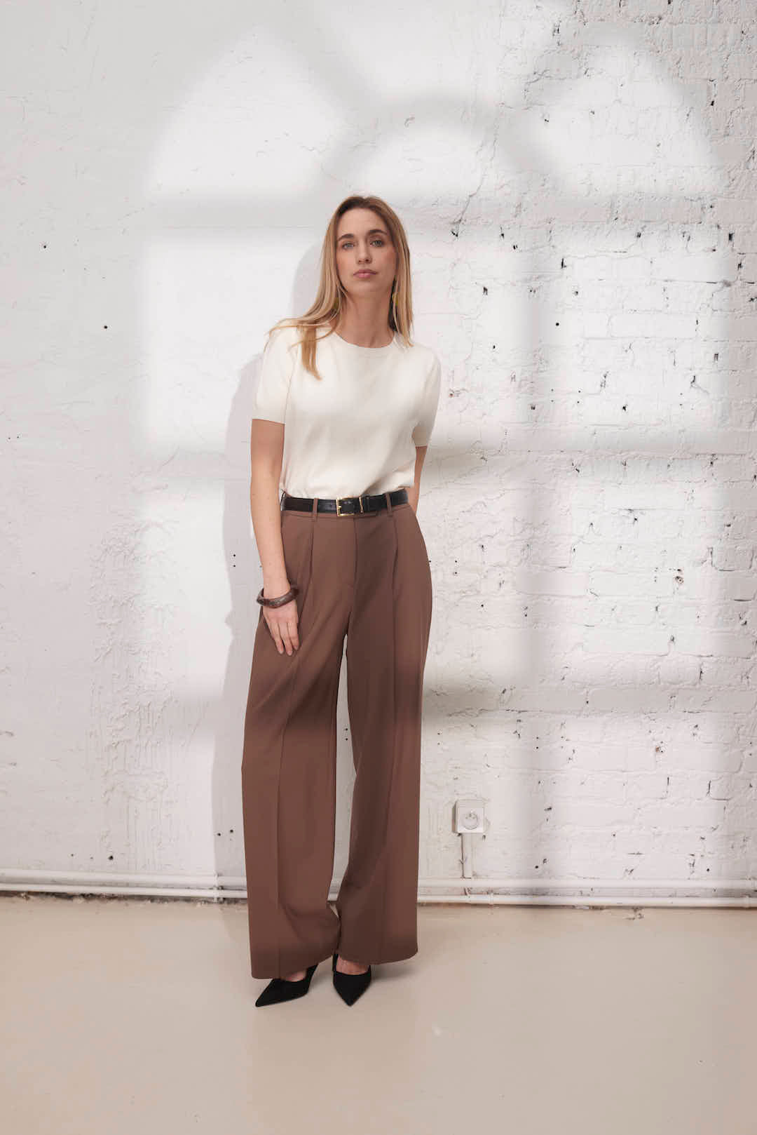 Pantalon large marron style tailleur pour femme, coupe élégante et structurée