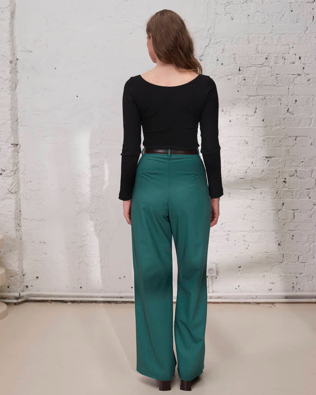 Pantalon large vert émeraude pour femme, look chic et élégant