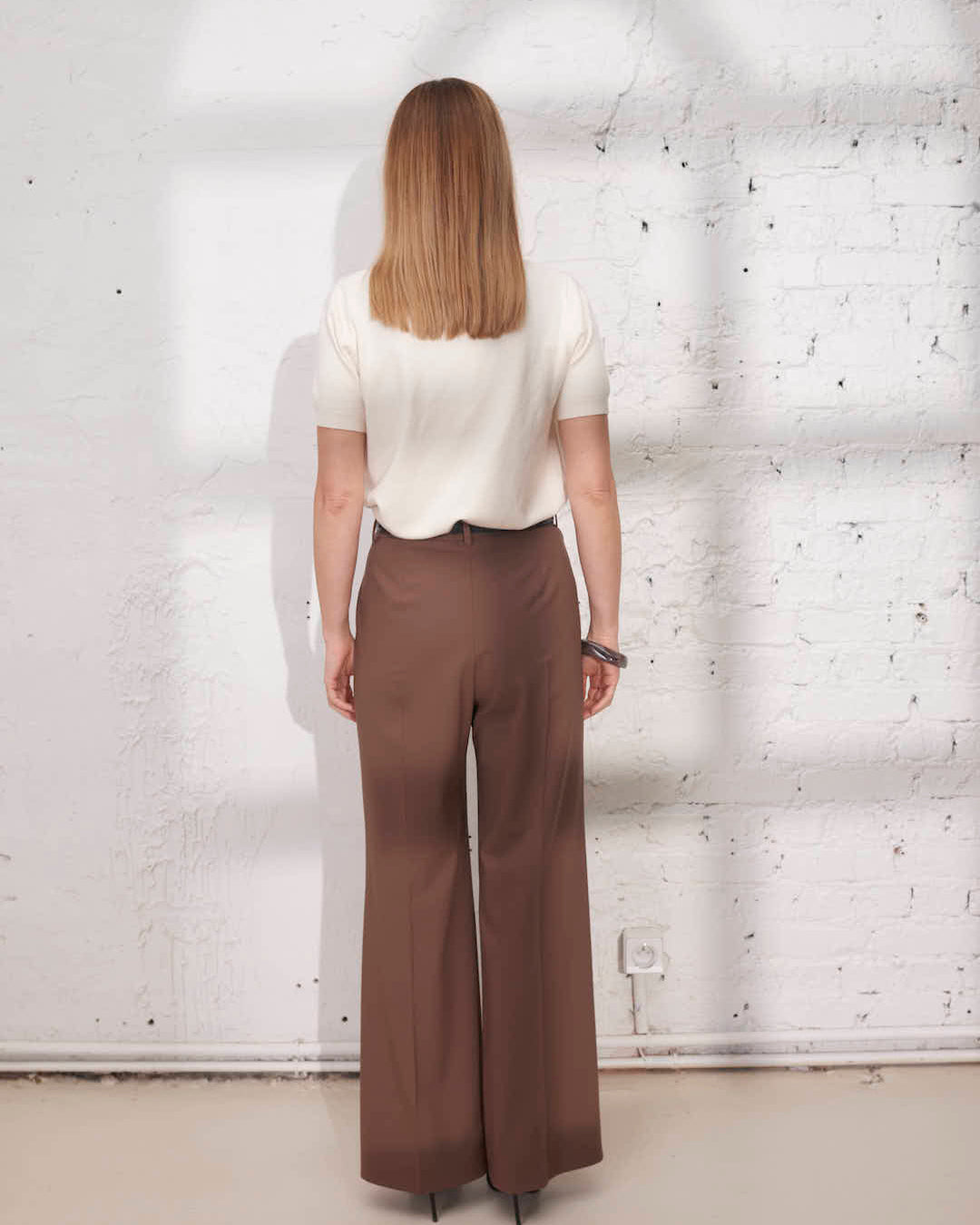 Pantalon de tailleur ample marron pour femme, parfait pour une tenue de cérémonie