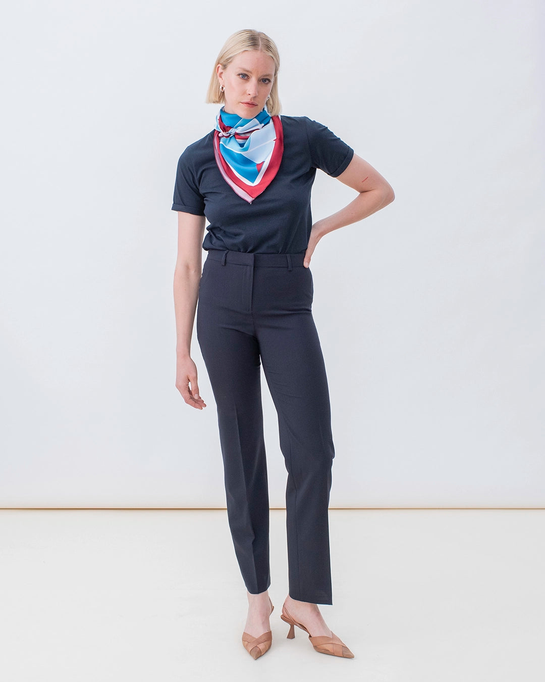 pantalon-tailleur-berlin-bleu-nuit-pantalon-coupe-droit-bleu-marine-marque-ethique-taille-haute-look-chic-marque-francaise-17H10-paris-