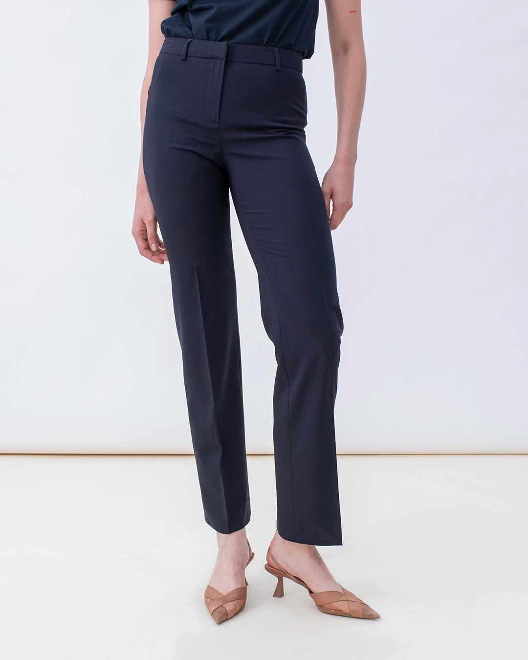 pantalon-tailleur-berlin-bleu-nuit-pantalon-coupe-droit-bleu-marine-marque-ethique-taille-haute-look-chic-marque-francaise-17H10-paris-