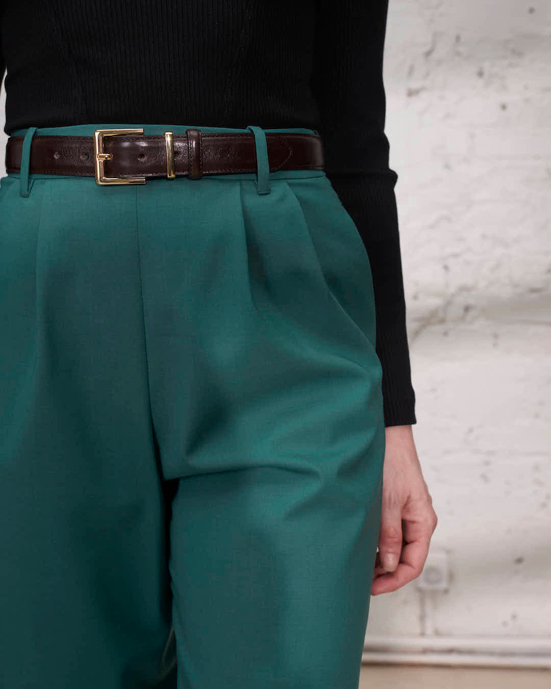 Pantalon tailleur large vert émeraude pour femme, idéal pour un événement habillé