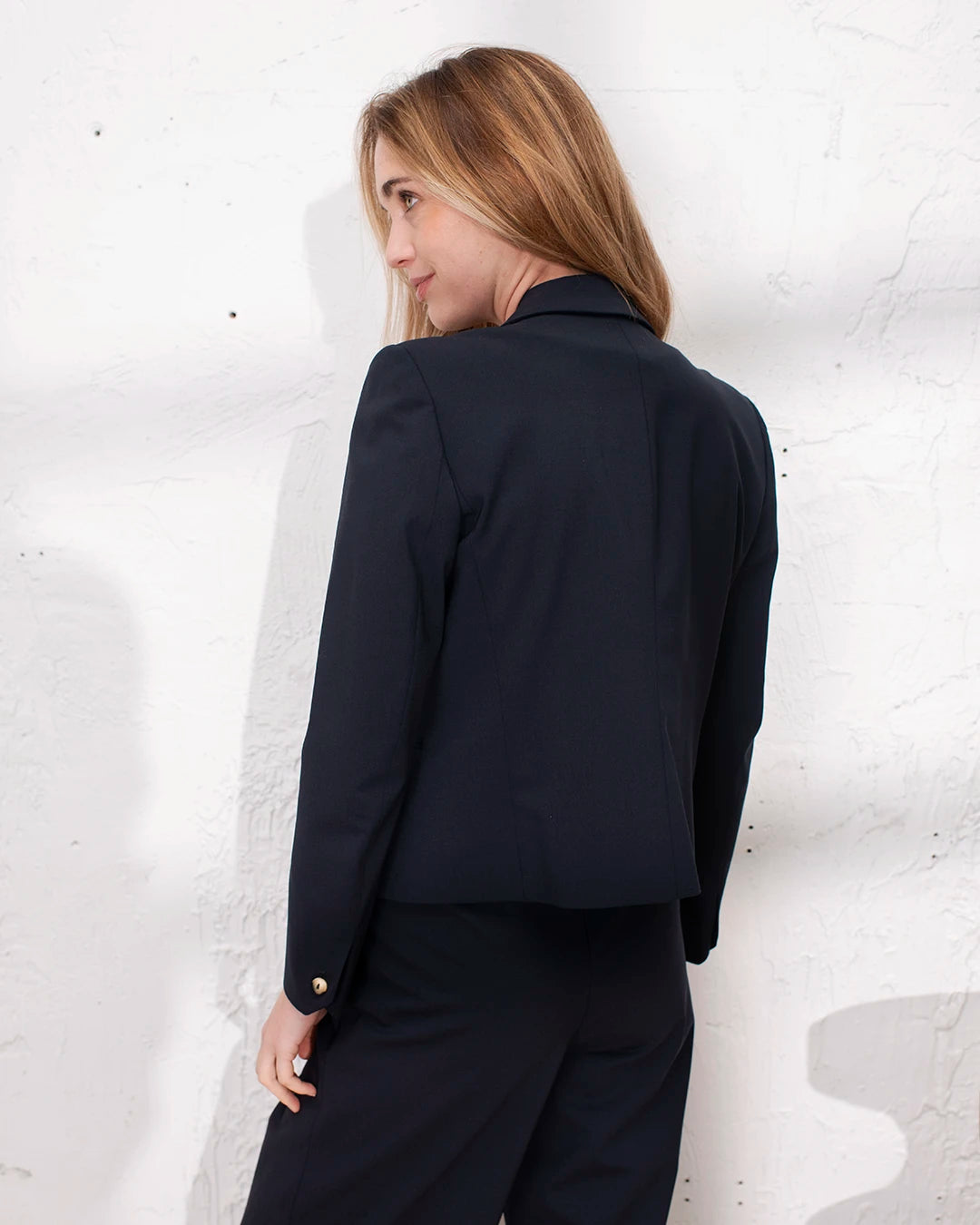 Tailleur bureau femme bleu marine avec veste courte et pantalon palazzo, idéal pour une tenue de travail élégante