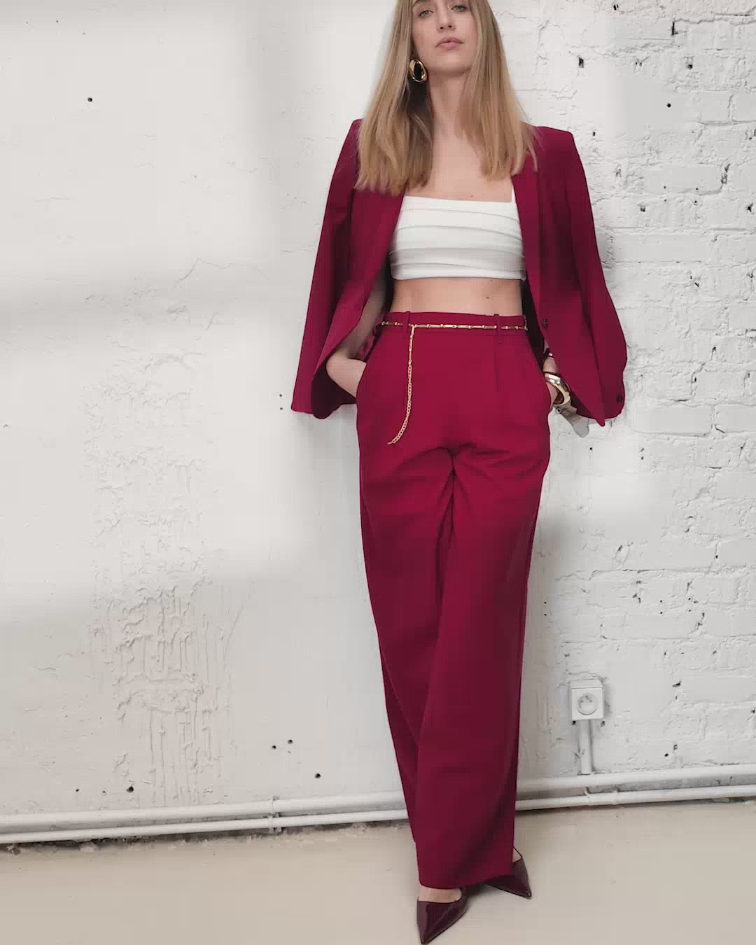 veste de tailleur blazer cintrée rose foncée   tenue élégante pour une cérémonie 