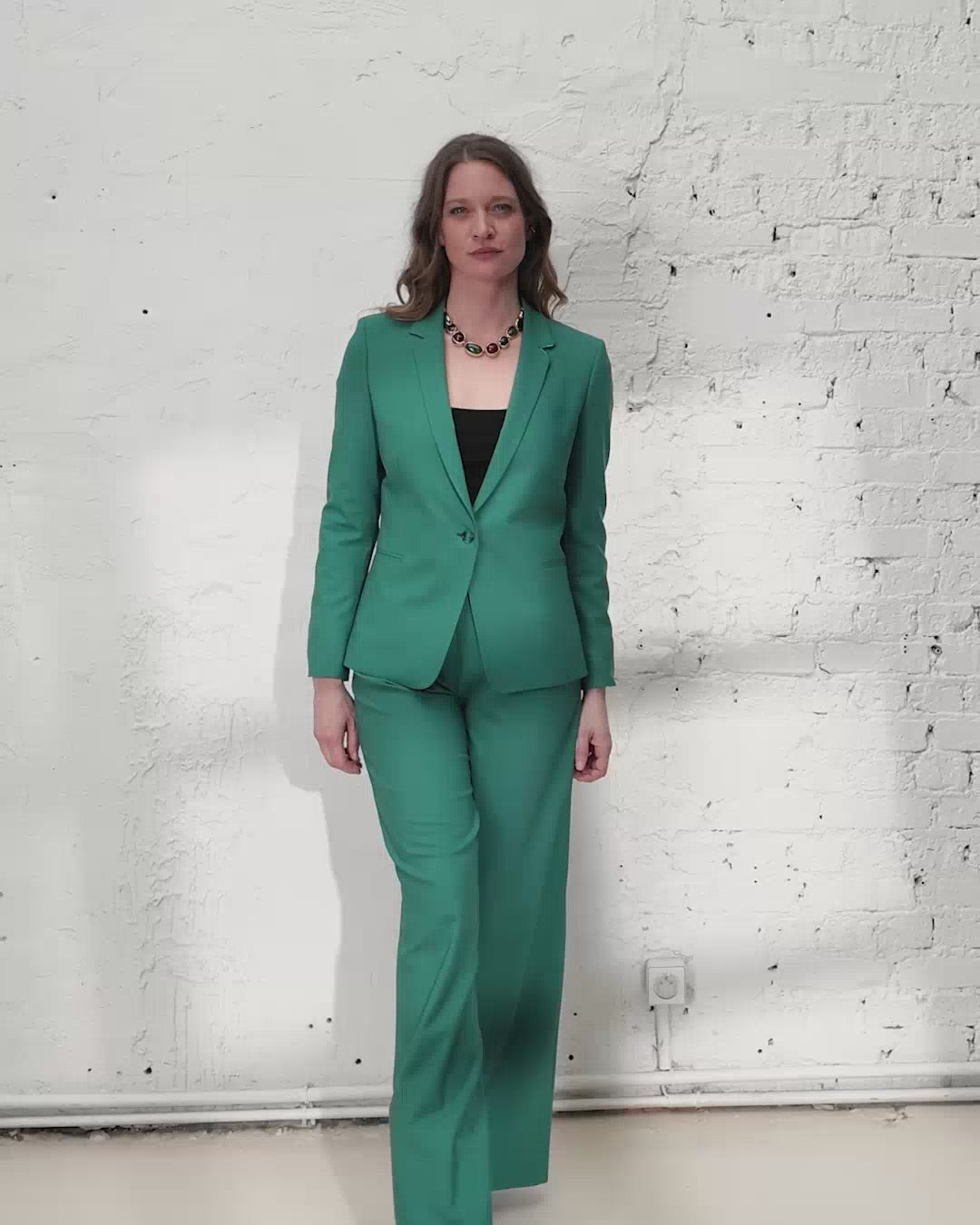 tenue élégante pour le bureau ou pour cérémonie pour femme veste cintrée et pantalon évasé