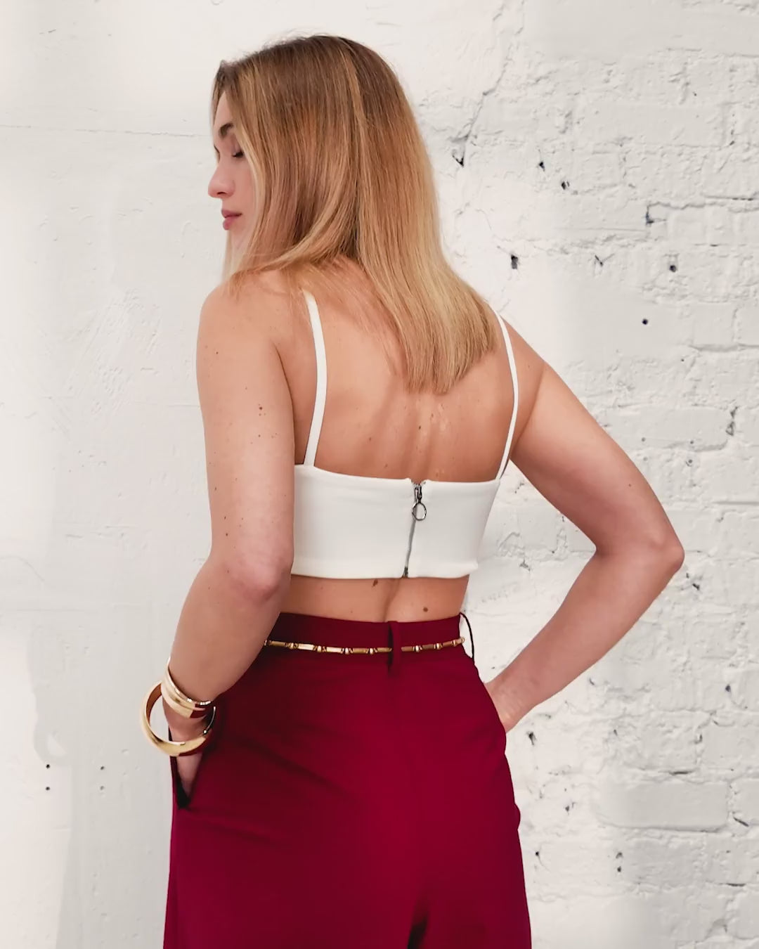 pantalon de tailleur pour femme rose foncé, pour une tenue élégante pour aller à un événement de type cérémonie