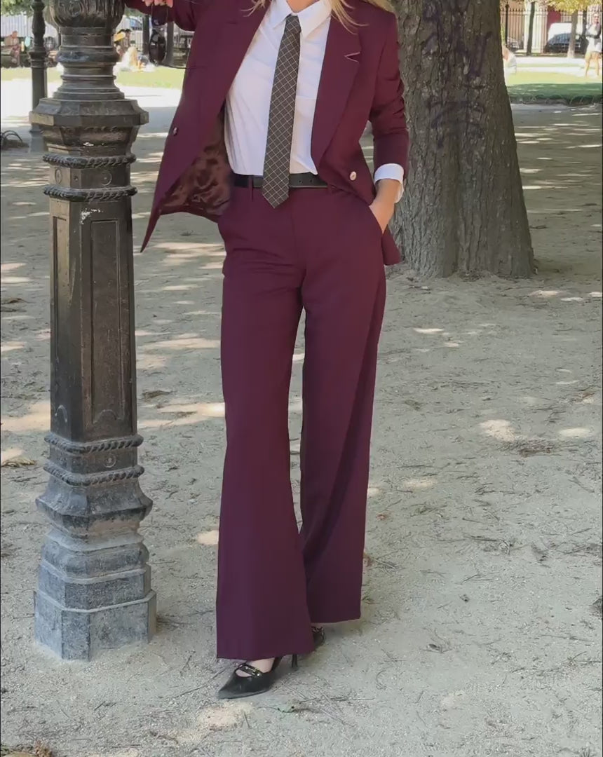 ensemble-tailleur-femme-violet-veste-cintree-pantalon-large-chemise-blanche-look-bureau-chic-