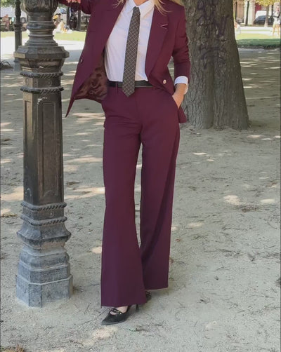 ensemble-tailleur-femme-violet-veste-cintree-pantalon-large-chemise-blanche-look-bureau-chic-