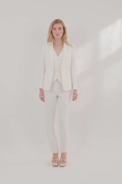 Pantalon-blanc-coupe-cigarette-taille-mi-haute-fausses-poches-cavalières-avant-poches-poissepoilées-arrières-passant-ceinture-fermeture-zip-crochet-bouton-recouvert-ton-sur-ton-Drap-laine-italien-luxueux-17H10-tailleurs-pour-femme-paris-