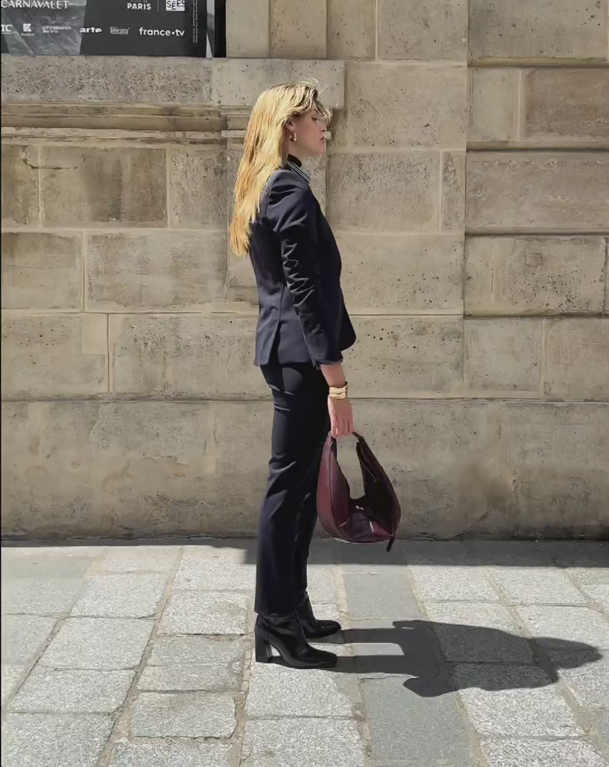 "Pantalon-tailleur-bleu-marine-Coupe-cigarette-Taille-mi-haute-Fausses-poches-cavalières-à-l'avant-Poches-poisepoilées-arrières-Passant-pour-la-ceinture-Fermeture-à-zip-et-à-crochet-Boutons-camel-17H10-tailleurs-pour-femme-paris-"