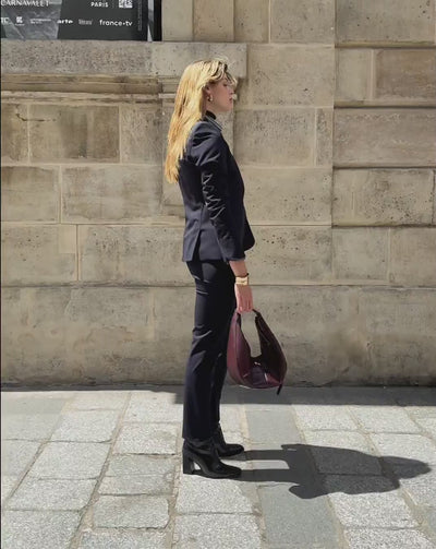 "Pantalon-tailleur-bleu-marine-Coupe-cigarette-Taille-mi-haute-Fausses-poches-cavalières-à-l'avant-Poches-poisepoilées-arrières-Passant-pour-la-ceinture-Fermeture-à-zip-et-à-crochet-Boutons-camel-17H10-tailleurs-pour-femme-paris-"