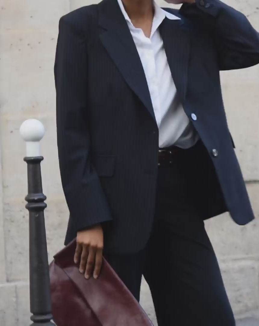 tenue-bureau-femme-veste-oversize-rayee-noir-blanc-pantalon-large-et-chemise-blanche-style-professionnel-moderne-