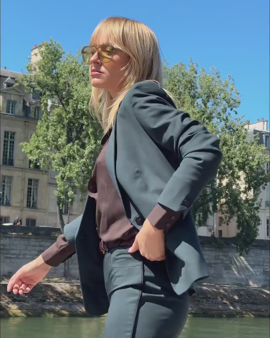 veste-cintree-verte-femme-tailleur-chic-tenue-de-bureau-style-elegant-premium-