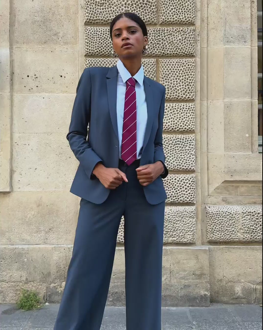 tailleur-femme-veste-bleu-petrole-cintree-chemise-bleue-et-pantalon-large-gris-look-professionnel-elegant