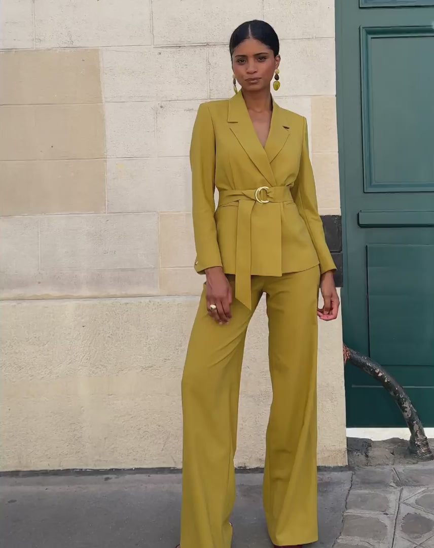 costume-femme-chic-jaune-veste-cintree-pantalon-large-tailleur-femme-ensemble-tailleur-tenue-bureau-invitee-mariage-automne-style-sobre